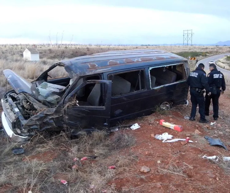 Vuelca camioneta y resultan 12 lesionados