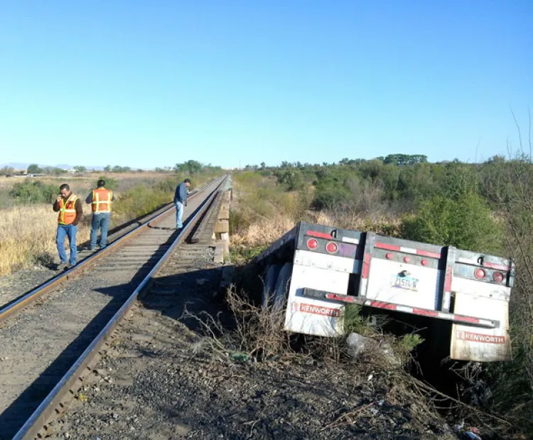 Impacta tren tráiler en AP, chofer sale ileso