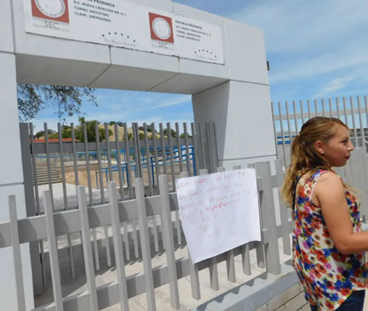 Toman primaria en La  Choya madres de familia