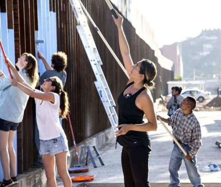 Regresa pintora a borrar la frontera en AP