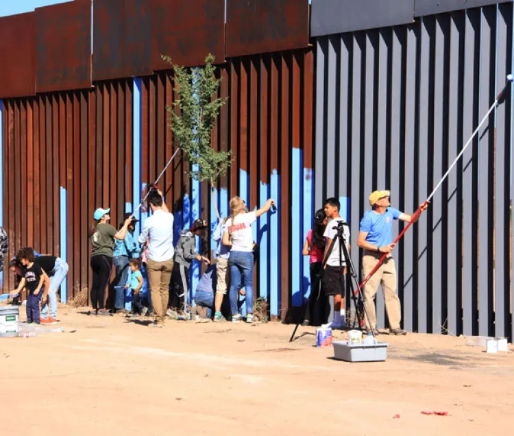 Borran otro tramo del muro fronterizo con arte