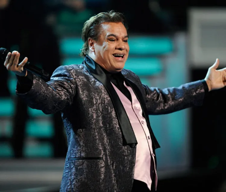 Juan Gabriel y Romeo Santos se disputan un premio Billboard