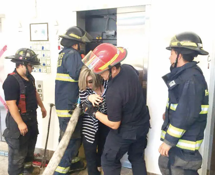 Rescatan a Alcaldesa atrapada en elevador