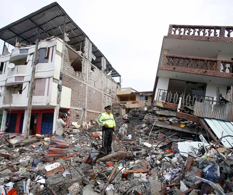 Suman 246 víctimas por sismo en Ecuador