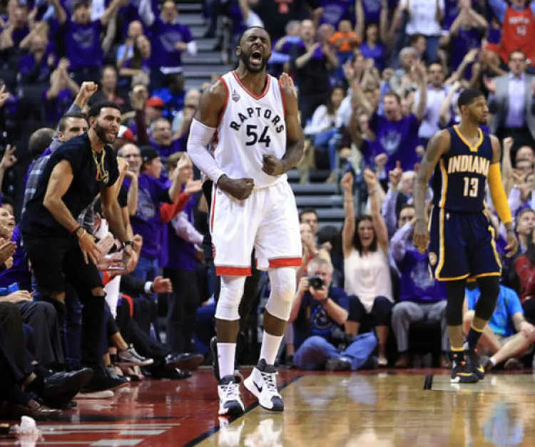 Raptors pone  serie pareja