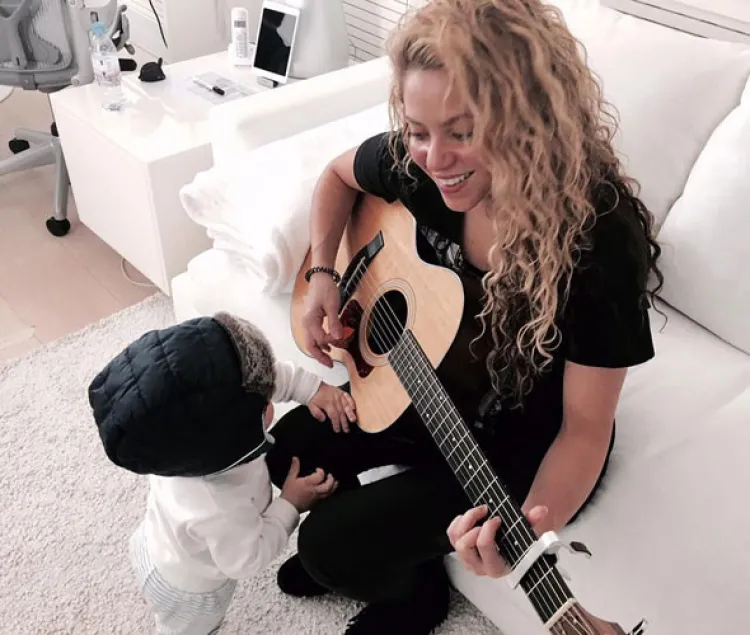 Shakira da una serenata a su hijo Sasha