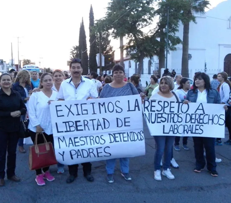 Realizan  maestros  protesta