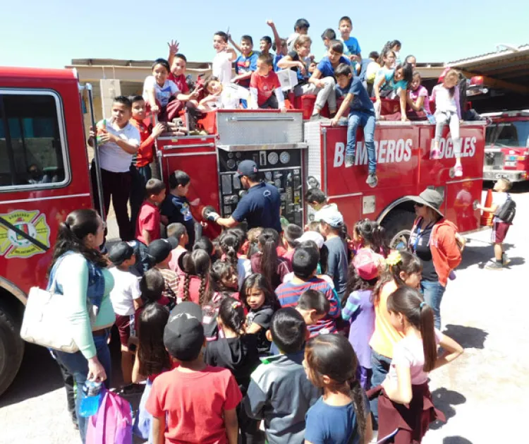 Visitan niños a Bomberos