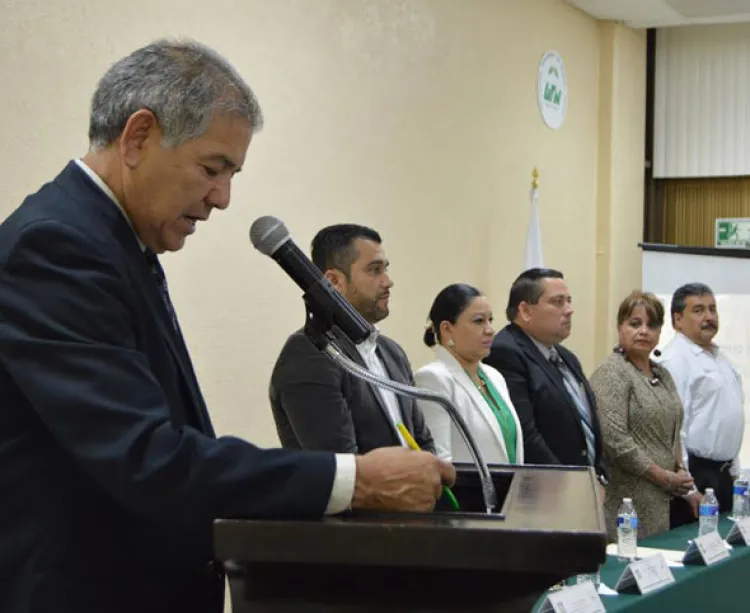 Celebran entrega de títulos a egresados en la UTN