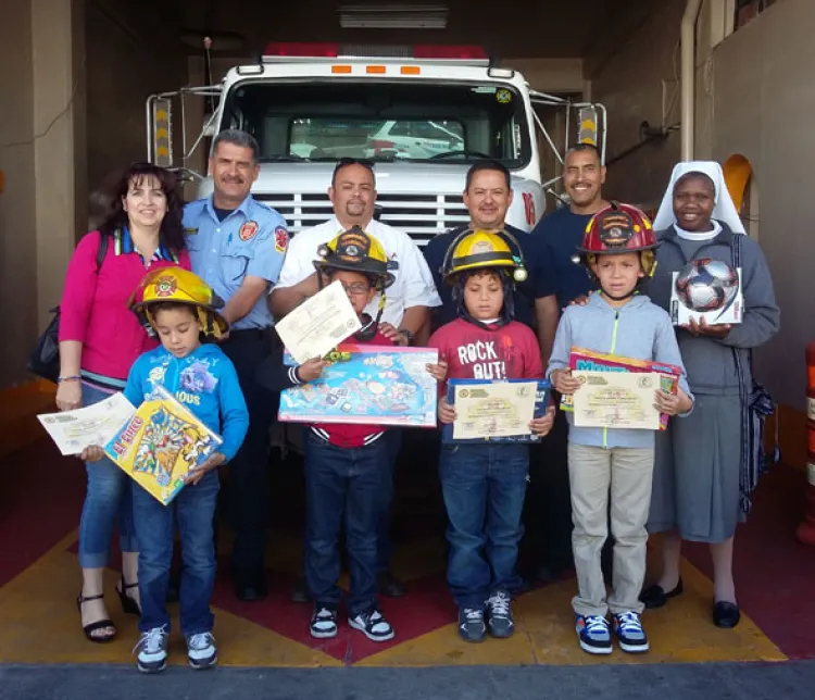 Niños de casas hogar son bomberitos por un día