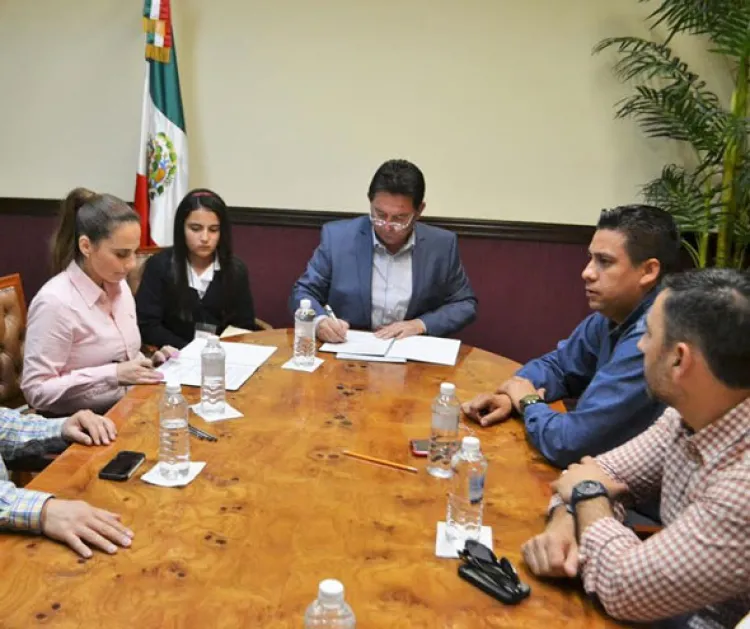 Firma Ayuntamiento convenio con Icatson