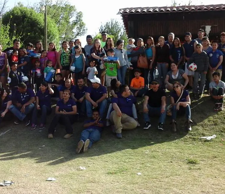 Festejan a niños de manitas que hablan