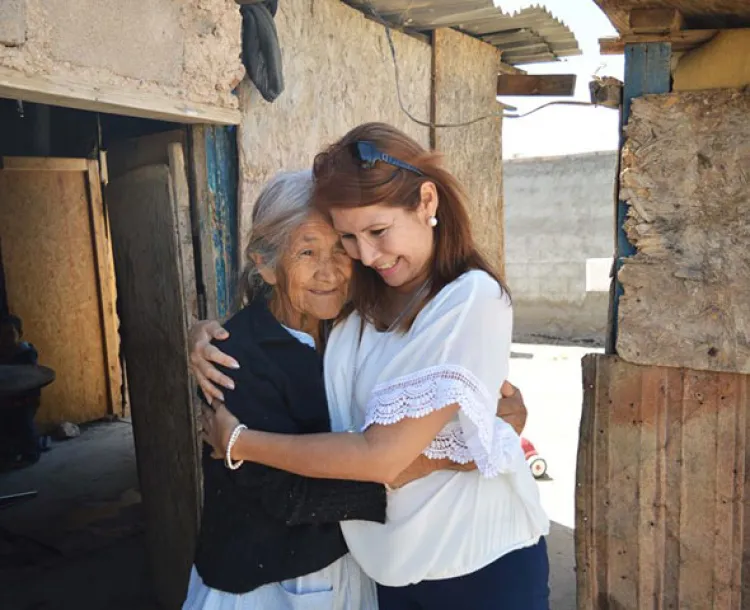 Entrega DIF láminas a familias vulnerables en Agua Prieta