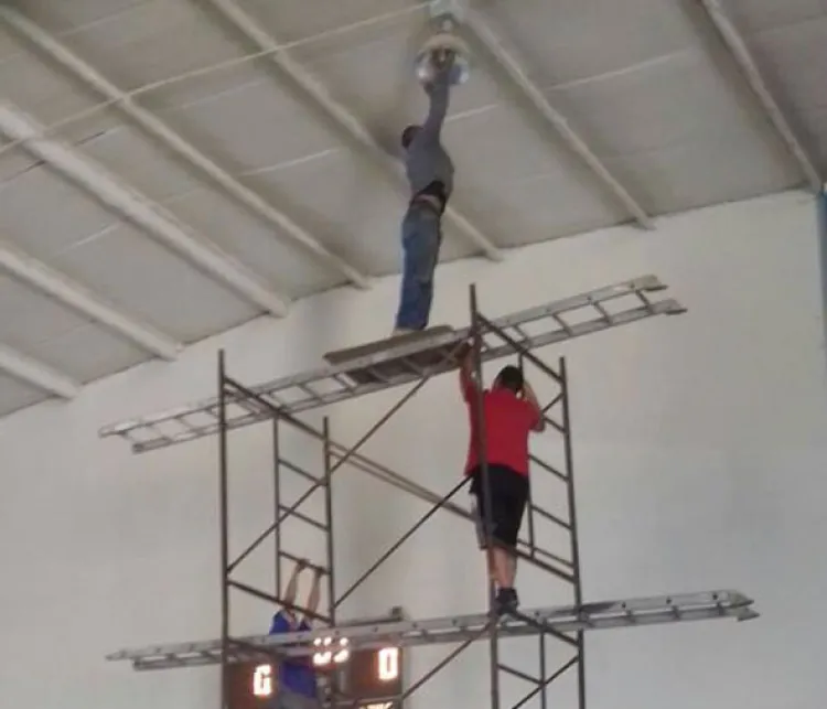 Reemplazan lámparas  en Gimnasio Municipal