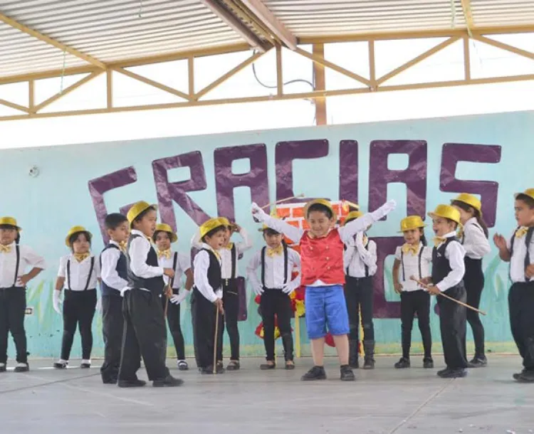 Entregan mobiliario  en jardín de niños