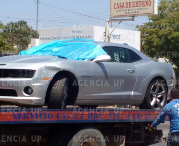 Ejecuta gatillero a mujer en su auto de seis balazos