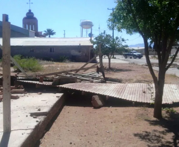 Destroza torbellino  casa en Naco