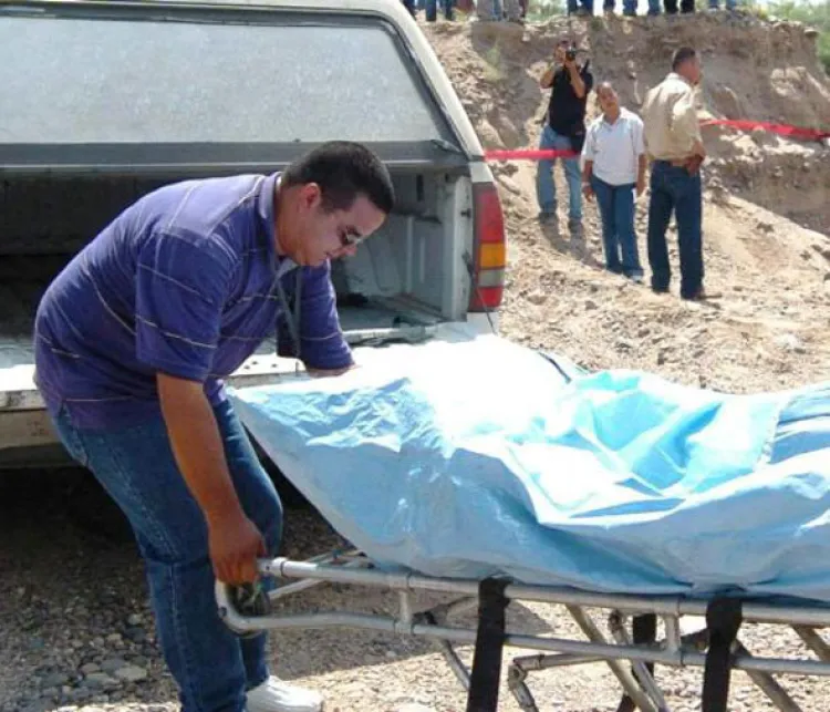 Hallan muerto dentro de taxi con balazo en la cabeza