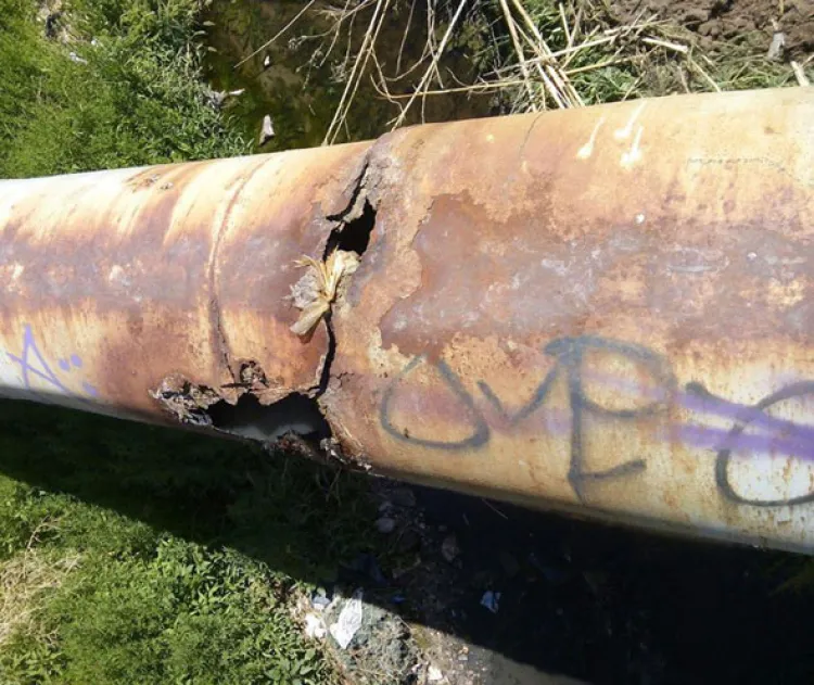 Sellan fuga en colector del Puente Cabañas