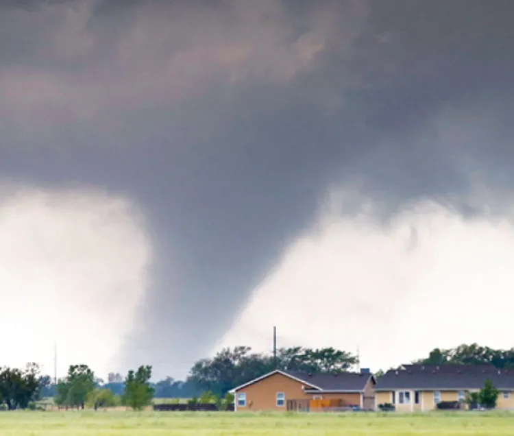 Arrasa potente tornado Oklahoma, deja dos muertos