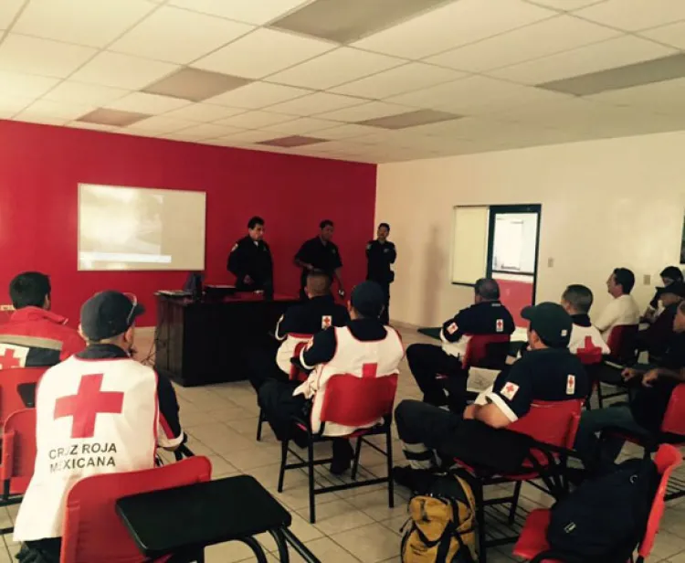 Imparten curso de  manejo a miembros  de la Cruz Roja