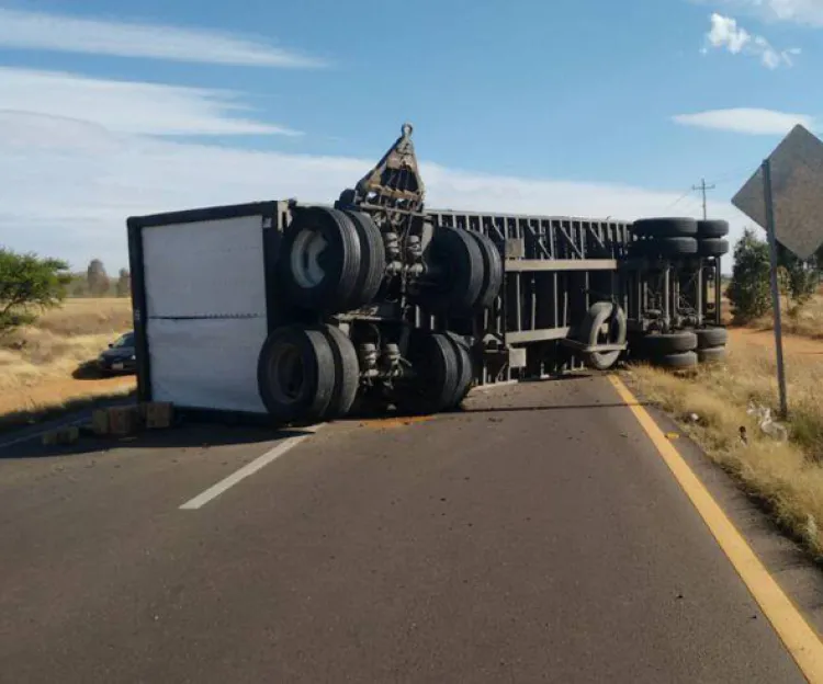 Vuelcan dos  tráilers en la  carretera