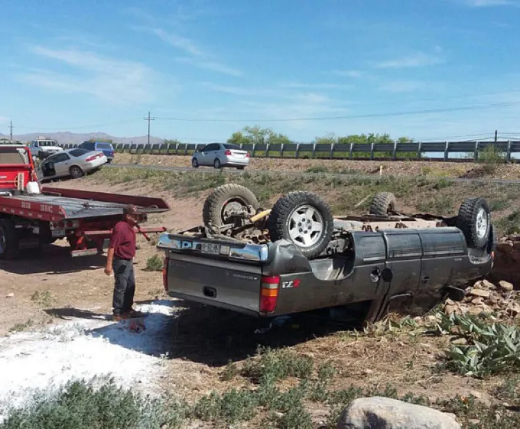 Mujer herida en volcadura en carretera