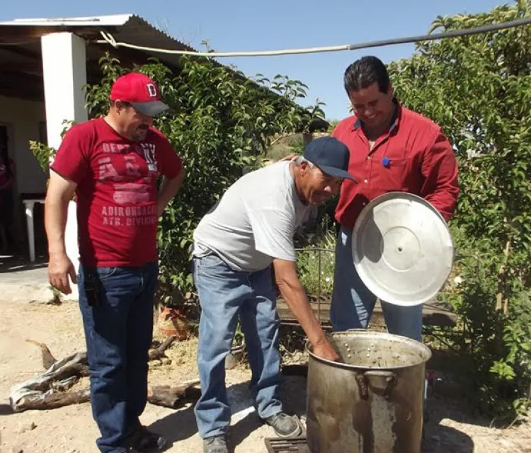 Preparan la tradicional pozolada de San Isidro