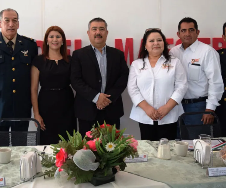 Celebran militares a maestros por su día en guarnición militar