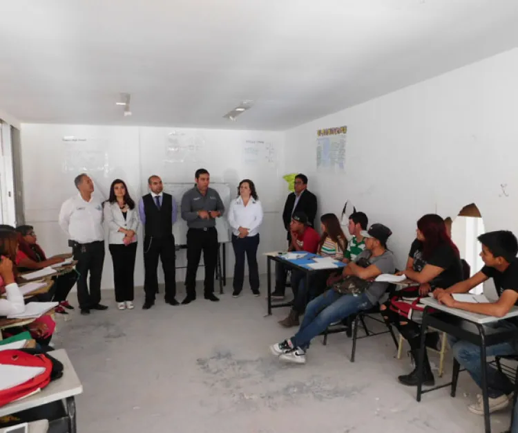 Temo Galindo recorre instalaciones de la nueva Preparatoria Municipal