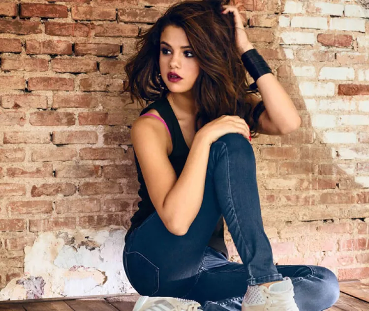 Selena Gomez , Vogue Brasil la castica en su portada