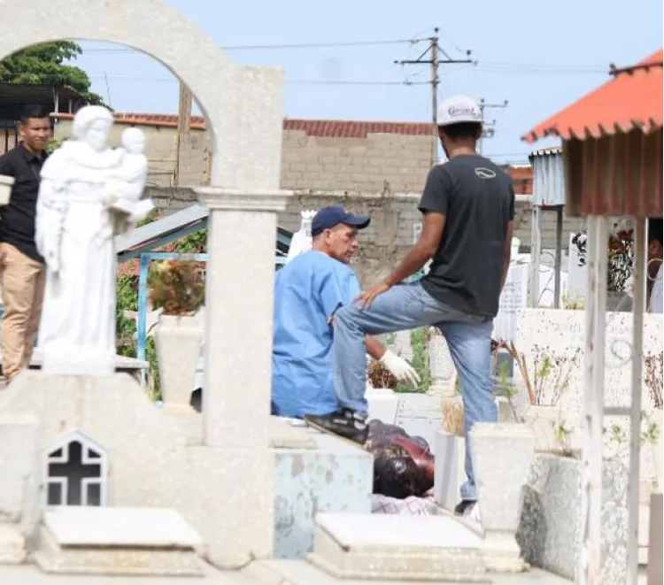 Encuentran a hombre degollado en pleno cementerio