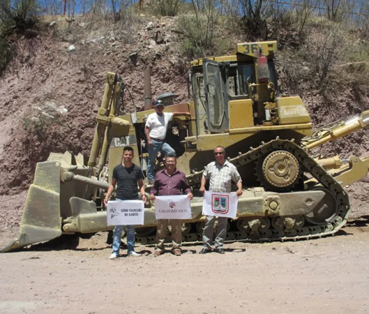 Grupo México presta tractor al Ayuntamiento