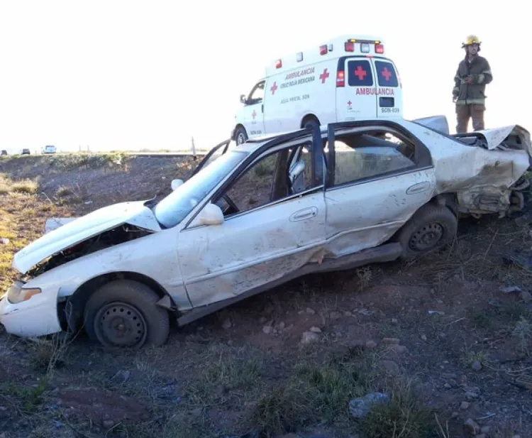 Vuelcan dos jovencitas rumbo a Cananea