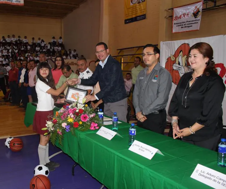 Celebran graduación en Gimnasio Municipal niños DARE