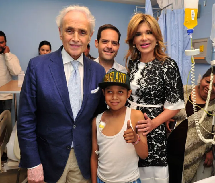 Gobernadora y tenor José Carreras visitan a menores internos del HIES