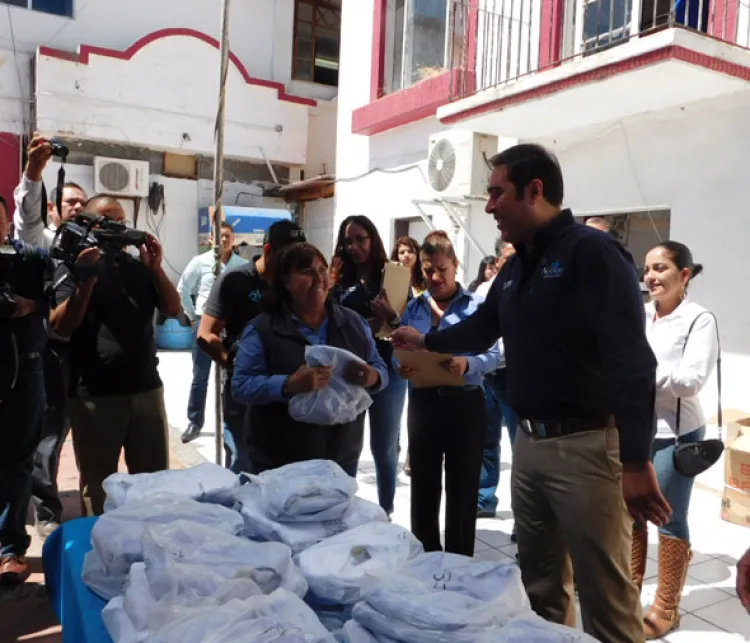 Entrega Municipio uniformes  a personal de Desarrollo Social