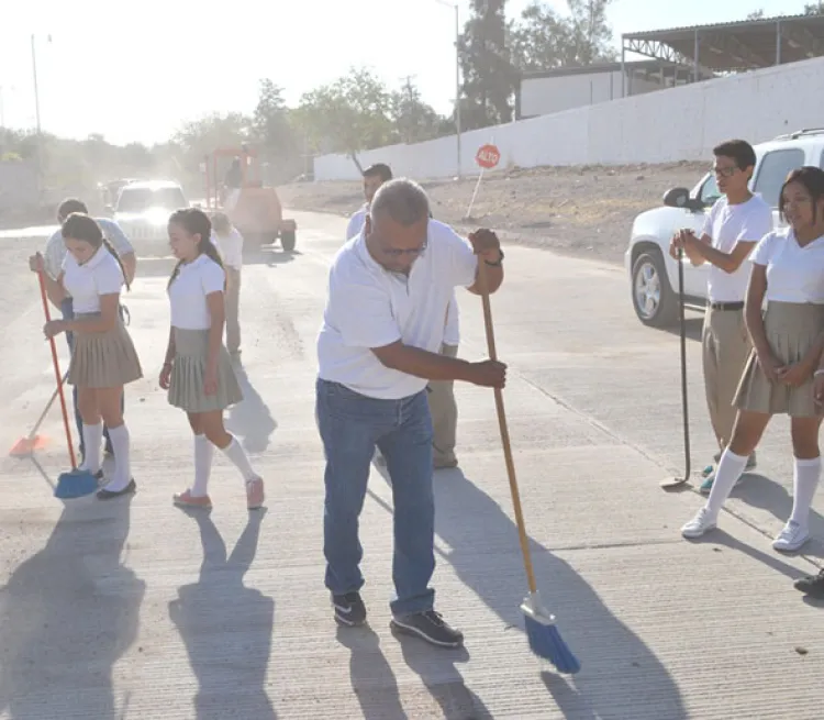 Participan estudiantes  en jornada de limpieza