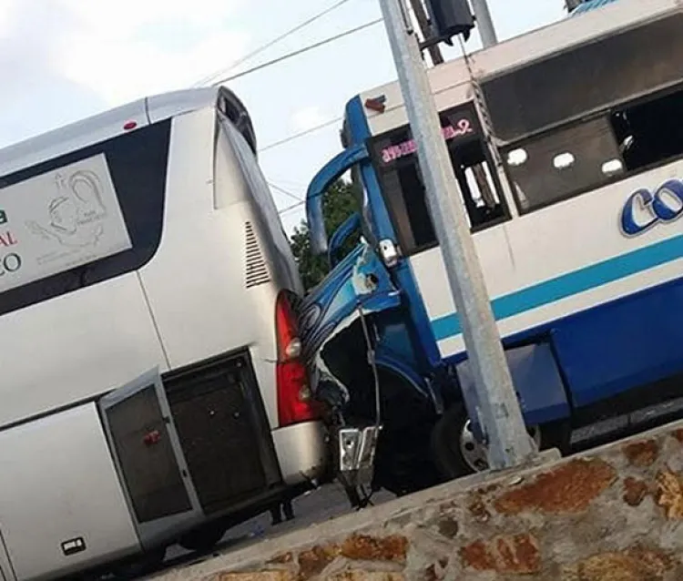 Deja 13 lesionados accidente de autobús