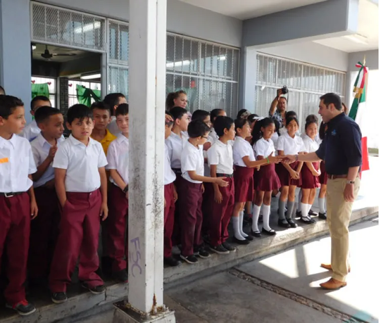 Atiende Ayuntamiento a comunidad escolar a través del Lunes Cívico