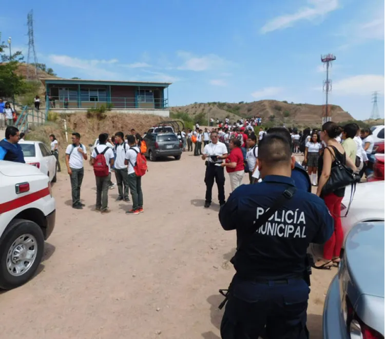 Llevan a cabo simulacro  de incendio en Conalep