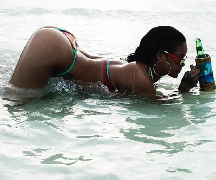 Rihanna se refresca cuando calienta el sol