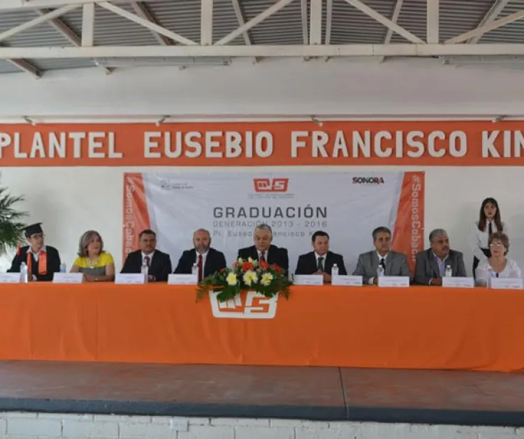 Jóvenes en Magdalena se gradúan de preparatoria del COBACH