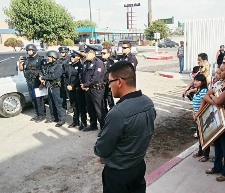 Recibe honores póstumos agente de la PEI