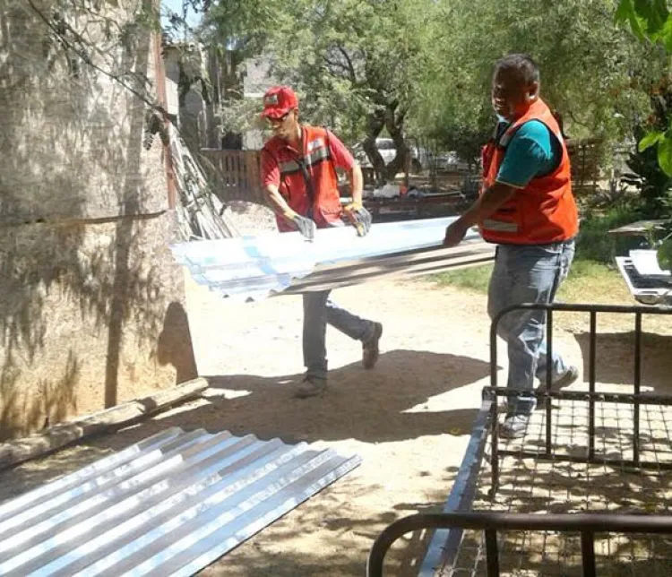 Apoya DIF a varias familias en Magdalena con láminas y despensas