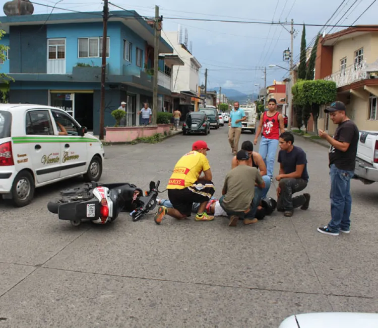 Motociclista herido al chocar  contra vehículo