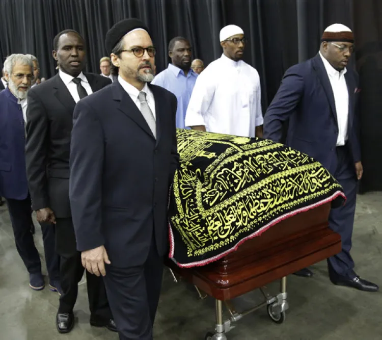 Acuden por miles  al funeral de Ali