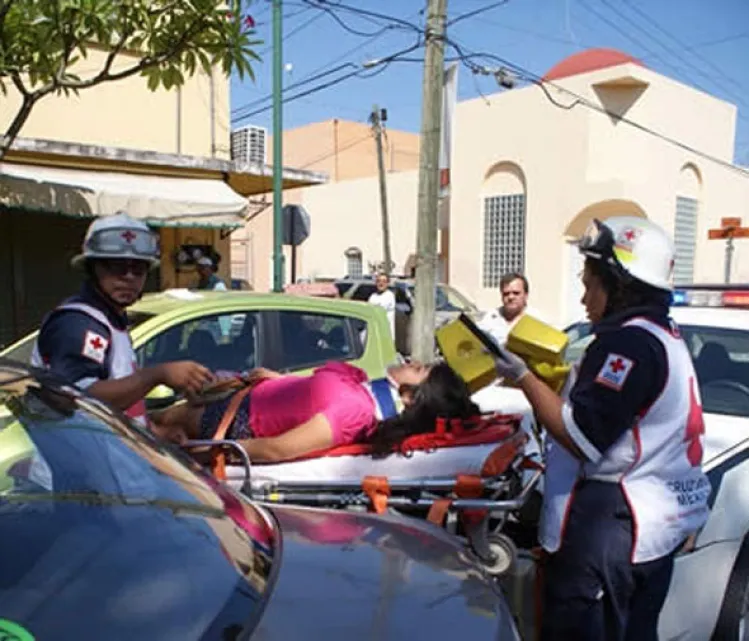 Jovencita lesionada  en colisión vehicular