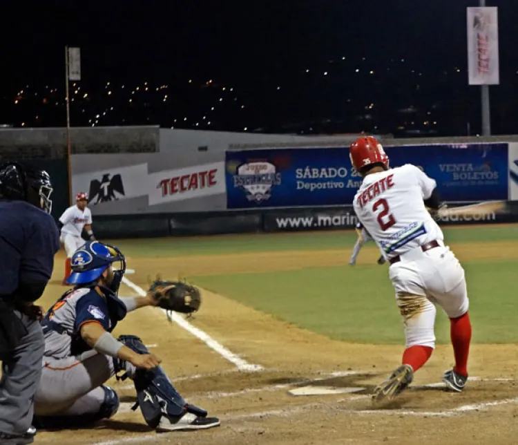 Marineros barre  a los Tiburones