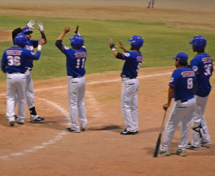 Caen Rojos ante los Toros